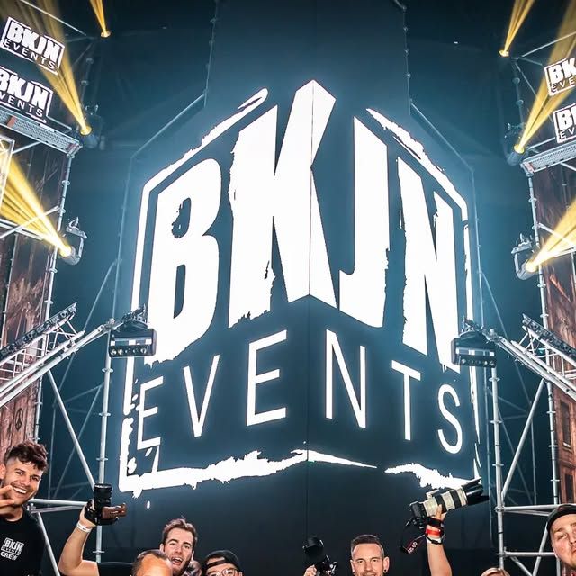 De mediacrew van Dimitri K – Sacrifice Day voor het BKJN Events-podium